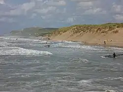 La dune blanche bordière et le cap Blanc-Nez (terrain d'activité des surfeurs, kitesurfeurs et véliplanchistes).