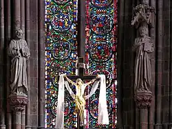 Verrières (XIIIe&nbsp;siècle-XIXe&nbsp;siècle) et statues de saint Pierre et saint Paul (XIXe&nbsp;siècle).
