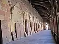 Les dalles funéraires dans le cloître.