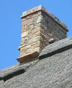 Pierres de sorcières sur toit de chaume.