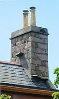Pierres de sorcières sur toit d'ardoises.