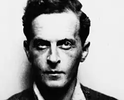 Portait en noir et blanc de Ludwig en buste, sévère et contrasté.
