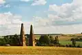 Les obélisques sont les restes des portes du palais