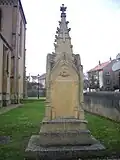 Le monument aux morts, à côté de l'église.