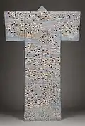 Katabira. Décor peint yûzen, teinture par impression à la planche, broderie de fils de soie et d'or, sur un ramie tissé-brut (asa, av. fibres du liber), fin XVIIIe -début XIXe&nbsp;siècle, Musée d'Art du comté de Los Angeles.