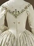 Robe à l'anglaise, coton brodé de laine, exposé avec un châle brodé, Grande-Bretagne, années 1780, LACMA, M.59.25a-c
