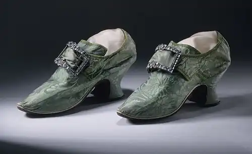 Paire de chaussures de femme en damas de soie avec boucles, 1740-1750. Londres, Angleterre, Spitalfields.