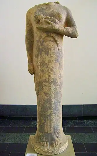 Korè portant un lapin, offrande à Aphrodite. de l'Héraion de Samos, v. 560. Musée de Pergame
