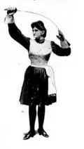 Photo en noir et blanc détourée d'une femme pliant un fleuret au-dessus de sa tête.