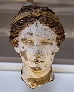 Tête de femme, terre cuite, Tarente, IVe&nbsp;siècle&nbsp;av. J.-C.
