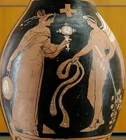 Femme tenant un miroir et un tambourin. Œnochoé à figures rouges. Grande-Grèce, vers 320 av. J.-C.