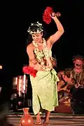 Une danseuse à Hawaï en 2014 portant un paréo attaché à la taille.