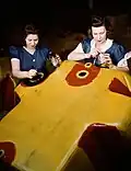Deux ouvrières appliquant de la peinture sur une structure en métal ; usine métallurgique du Kentucky, en 1942.