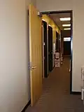 Une porte coupe-feu relié à la centrale de détection incendie qui la referme automatiquement via à électroaimant.