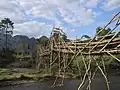 Passerelle piétonne au-dessus d'une rivière au Laos.