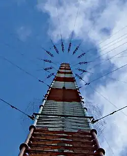 Sommet du mât de 432&nbsp;m de la station&nbsp;G du système de navigation Oméga, Victoria, Australie, montrant les isolateurs qui fixent les 16&nbsp;fils du parapluie au mât.
