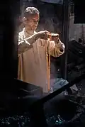 Travailleur dans une tannerie à Srinagar, Inde. Septembre 2007.