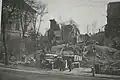 Des ouvriers déblaient les ruines de la synagogue