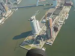 La tour et le World Port Center.
