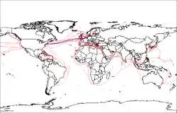 Carte du monde simplifiée sur lequel figure le réseau de fibre optique mondial (2007), représenté par des fils rouges.