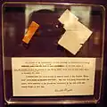 Morceaux du Flyer et une note d’Orville Wright, emportés sur Challenger en 1986.