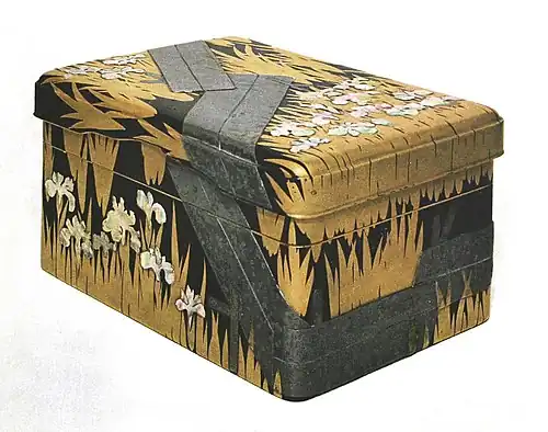 Ogata Kōrin, écritoire aux huit ponts, 1700, bois laqué noir, doré, maki-e, nacre, bandes d'argent et de plomb corrodé, 27,3&nbsp;cm, musée national de Tokyo.