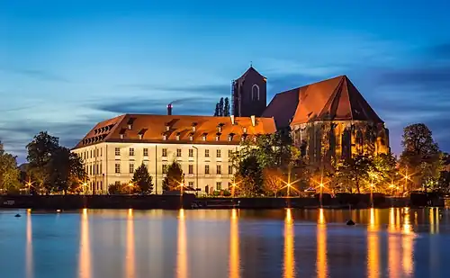 À Wroclaw, sur Bulwar Piotra Włostowica we Wrocławiu&nbsp;(pl), un monastère de l'université de Wrocław et l'église Sainte-Marie-sur-le-Sable, tous deux du XIIe&nbsp;siècle. Photo septembre 2014.