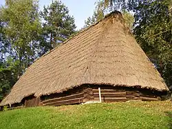 Wygiełzów - Parc ethnographique de la Vistule - une grange octogonale de Kaszów, XIXe siècle.