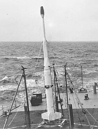 Un fusée-sonde Lockheed X-17 avec ogive atomique à bord du USS Norton Sound dans le cadre de l'opération Argus.