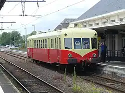 l'X 2403 à l'arrêt en gare de Saumur, au milieu de son trajet entre Les Sables d'Olonnes et Limoges