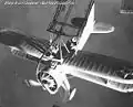 F9C-2 accrochant le trapèze de récupération par le dirigeable.