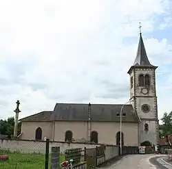 Cimetière au premier plan à gauche.