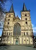 La façade Ouest, largement romane avec ses ajouts gothiques
