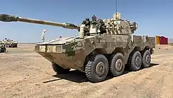 Des soldats chinois et russes vérifient le pistolet d'assaut ZTL-11 lors des exercices militaires Sibu/Interaction-2021