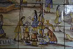 Carrelage jaune, brun et bleu montrant des personnages en costume du XVIIe&nbsp;siècle qui préparent la boisson dans des pots et d'autres qui se servent