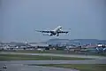 Un Airbus A340 d'Air France, vers Paris (vol AF347), au décollage sur la piste 06R-24L.