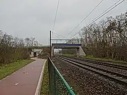 Ancienne section à quatre voies où deux voies de la ligne 25A (à droite) longeaient celles de la ligne 27B (encore présentes).