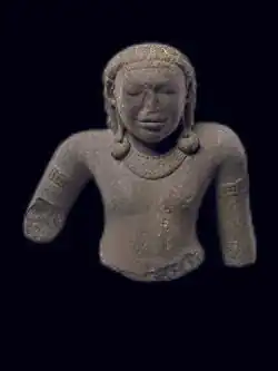 Kubera (?) dans la pose du délassement royal. Sud Cambodge ou Vietnam. Fin VIe-déb. VIIe s. Grès. Met