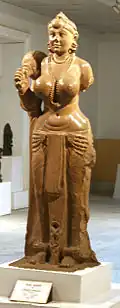 Yakshini de Didarganj, porteuse de chasse-mouche. Ier&nbsp;siècle. Grès de Chûnar poli, H. 160 cm. Musée de Patna. Chûnar est situé près de Varanasi.