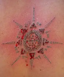 Un tatouage Paet-thit (แปดทิศ ; traduction : huit points cardinaux) tout "frais" pas encore cicatrisé