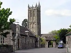 Une église de pierre grise au clocher rectangulaire.