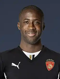 homme en T-shirt sportif avec un écusson sur le cœur