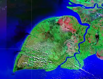 Image satellite de Yos Sudarso, de Komoran (au sud-est) et d'une partie de la Nouvelle-Guinée (à l'est).