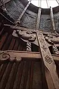 Détail d'un poteau intérieur d'une yourte.