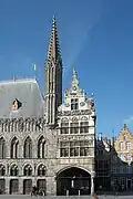 Pignon à volutes du Nieuwerck, fortement dominé par l'une des tourelles d'angle des halles.