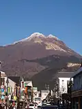 Vue du mont Yufu au sommet enneigé depuis Yufuin au sud-ouest.