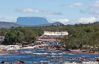 Le tepuy Yuruaní et le río Yuruaní, Gran Sabana.