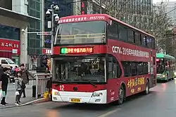 Un bus à impériale sur la route 12 au terminus nord sur la place Est.