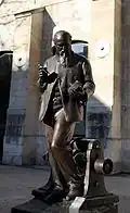 Statue devant le musée des arts et métiers à Paris.