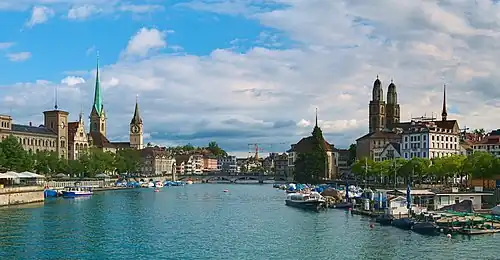 La Limmat depuis le Quaibrücke&nbsp;(de), vers le sens du flot descendant. On voit l'église Fraumünster, le Zunfthaus zur Meisen, la Wasserkirche, et la Grossmünster. Juillet 2020.